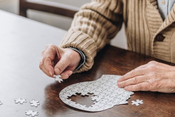 Droga retarda avanço do Alzheimer em 60% nos estágios iniciais da doença, indicam testes 