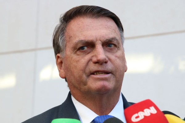 Bolsonaro revelou no domingo (10) que seria submetido a três cirurgias: uma para desvio de septo, outra para corrigir uma hérnia de hiato e a terceira para correção do intestino.