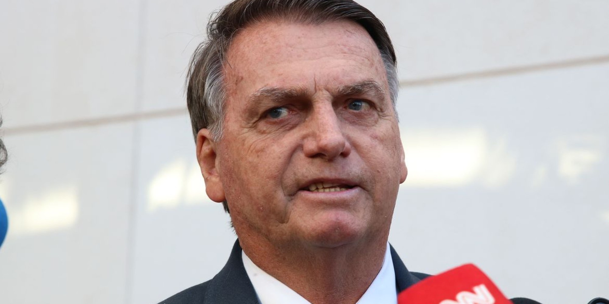 Bolsonaro revelou no domingo (10) que seria submetido a três cirurgias: uma para desvio de septo, outra para corrigir uma hérnia de hiato e a terceira para correção do intestino. Bolsonaro revelou no domingo (10) que seria submetido a três cirurgias: uma para desvio de septo, outra para corrigir uma hérnia de hiato e a terceira para correção do intestino.