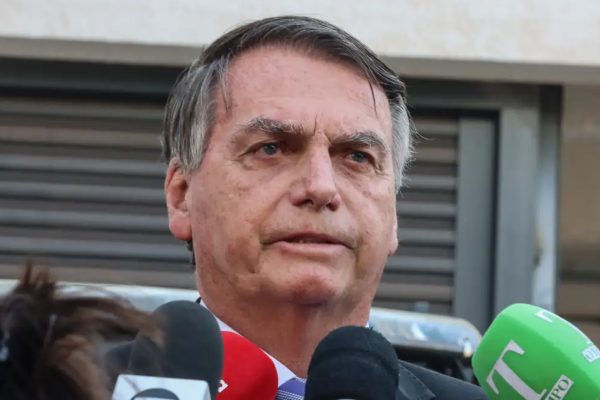 Segundo advogados, presentes sofrem rígido tratamento de catalogação.