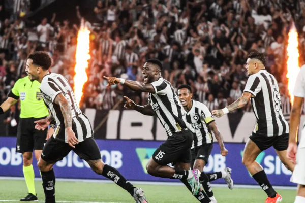 O zagueiro angolano Bastos fez o gol da vitória alvinegra.