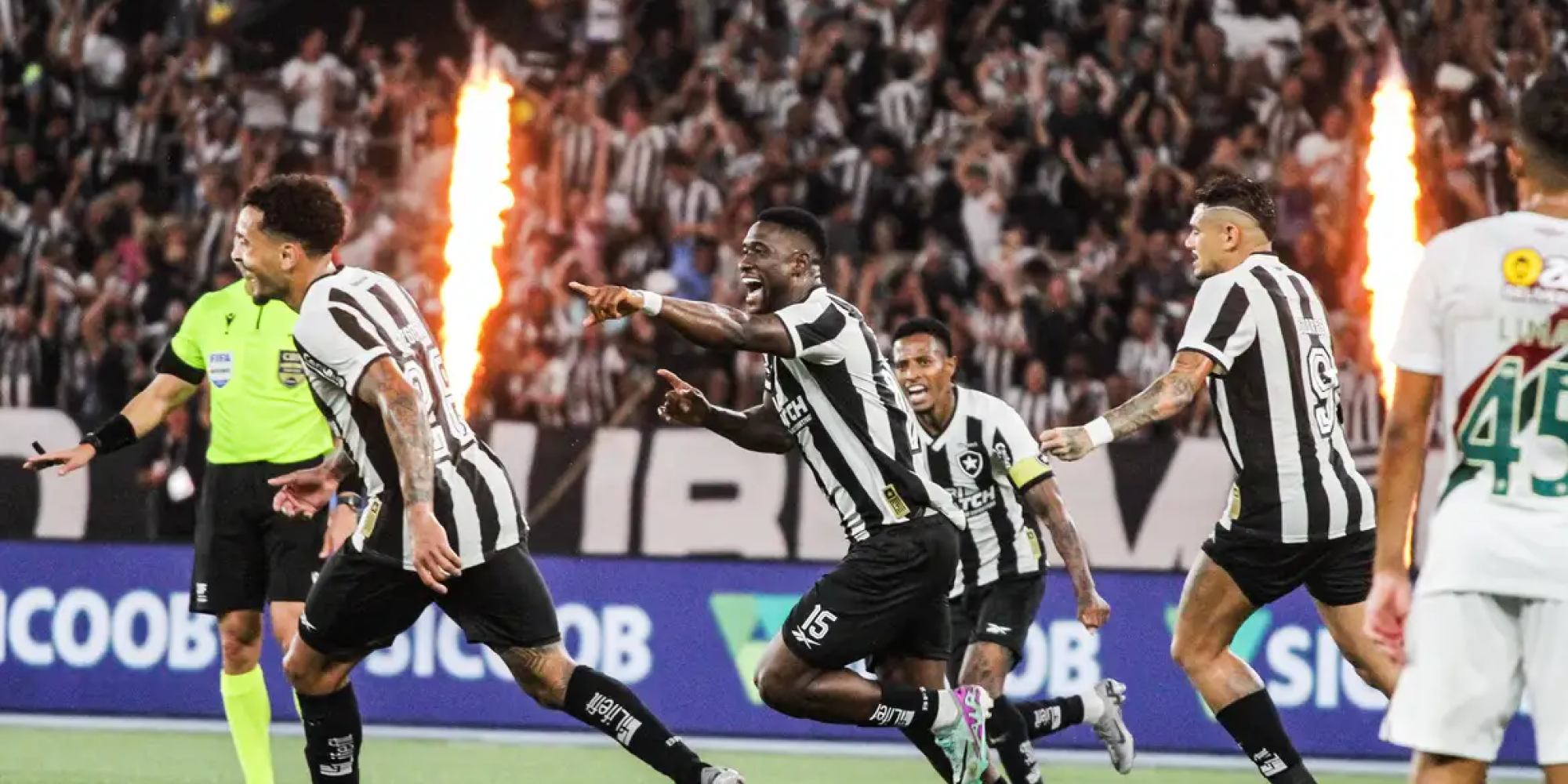 O zagueiro angolano Bastos fez o gol da vitória alvinegra. O zagueiro angolano Bastos fez o gol da vitória alvinegra.
