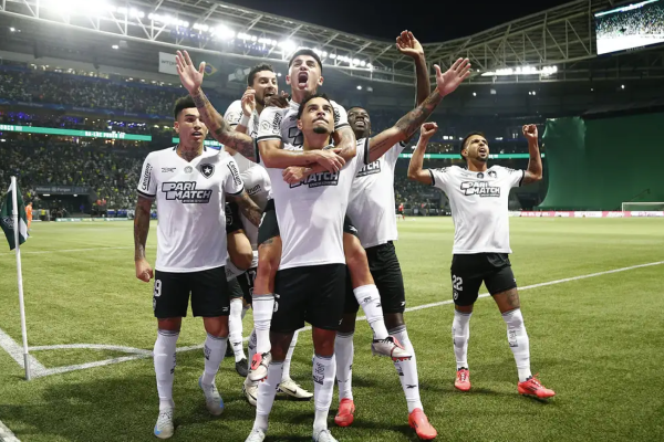 Gregore, Savarino e Adryelson fizeram os gols da vitória e, já nos acréscimos, Richard Ríos descontou para os paulistas.