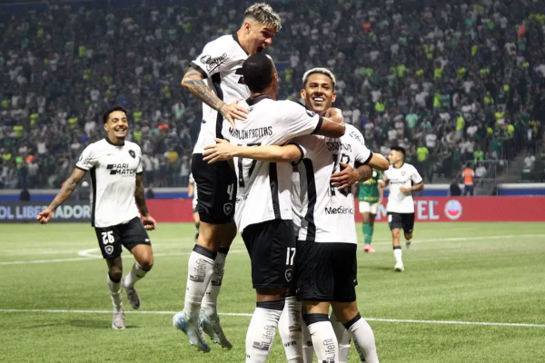 Alvinegro abre 2 a 0, mas vê Alviverde igualar nos minutos finais.