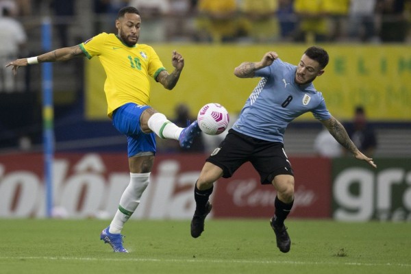 A bola vai rolar no Estádio Centenário a partir das 21h desta terça-feira (17).