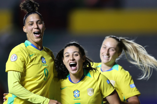 Com gols de Amanda Gutierres e Duda Sampaio, a Seleção superou os efeitos da altitude em Quito e largou com três pontos no Grupo B; o próximo desafio é contra a Bolívia, na quarta-feira (16), às 18h.