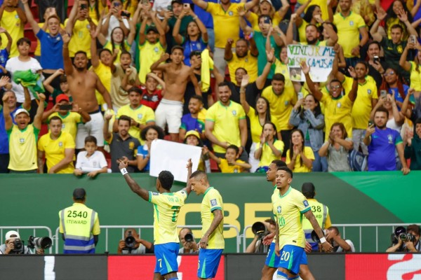Com mais de 70 mil pessoas no Mané Garricha, em Brasília, Vinícius Júnior marcou no fim da partida e garantiu a vitória por 2 a 1.