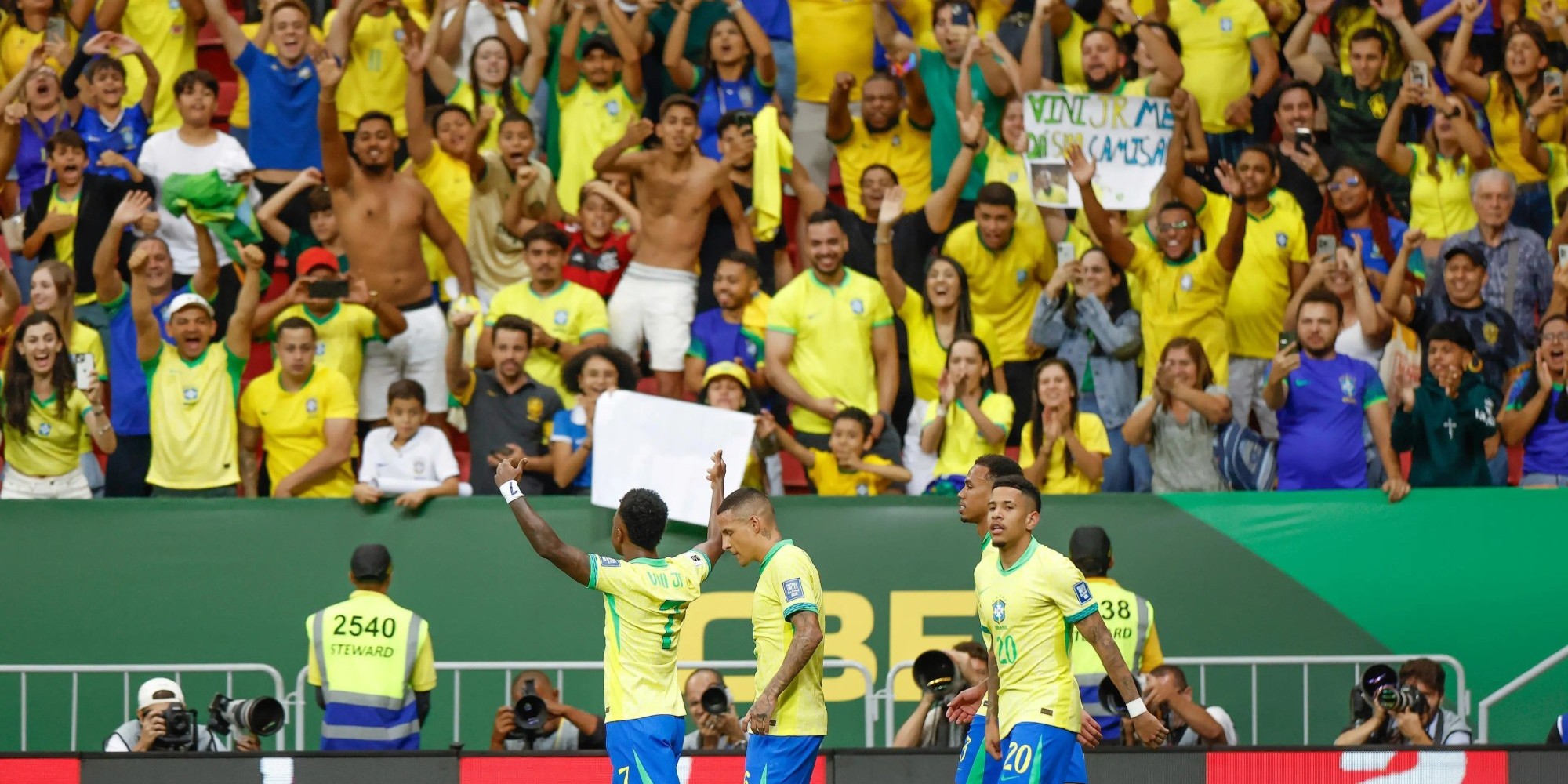 Com mais de 70 mil pessoas no Mané Garricha, em Brasília, Vinícius Júnior marcou no fim da partida e garantiu a vitória por 2 a 1. Com mais de 70 mil pessoas no Mané Garricha, em Brasília, Vinícius Júnior marcou no fim da partida e garantiu a vitória por 2 a 1.