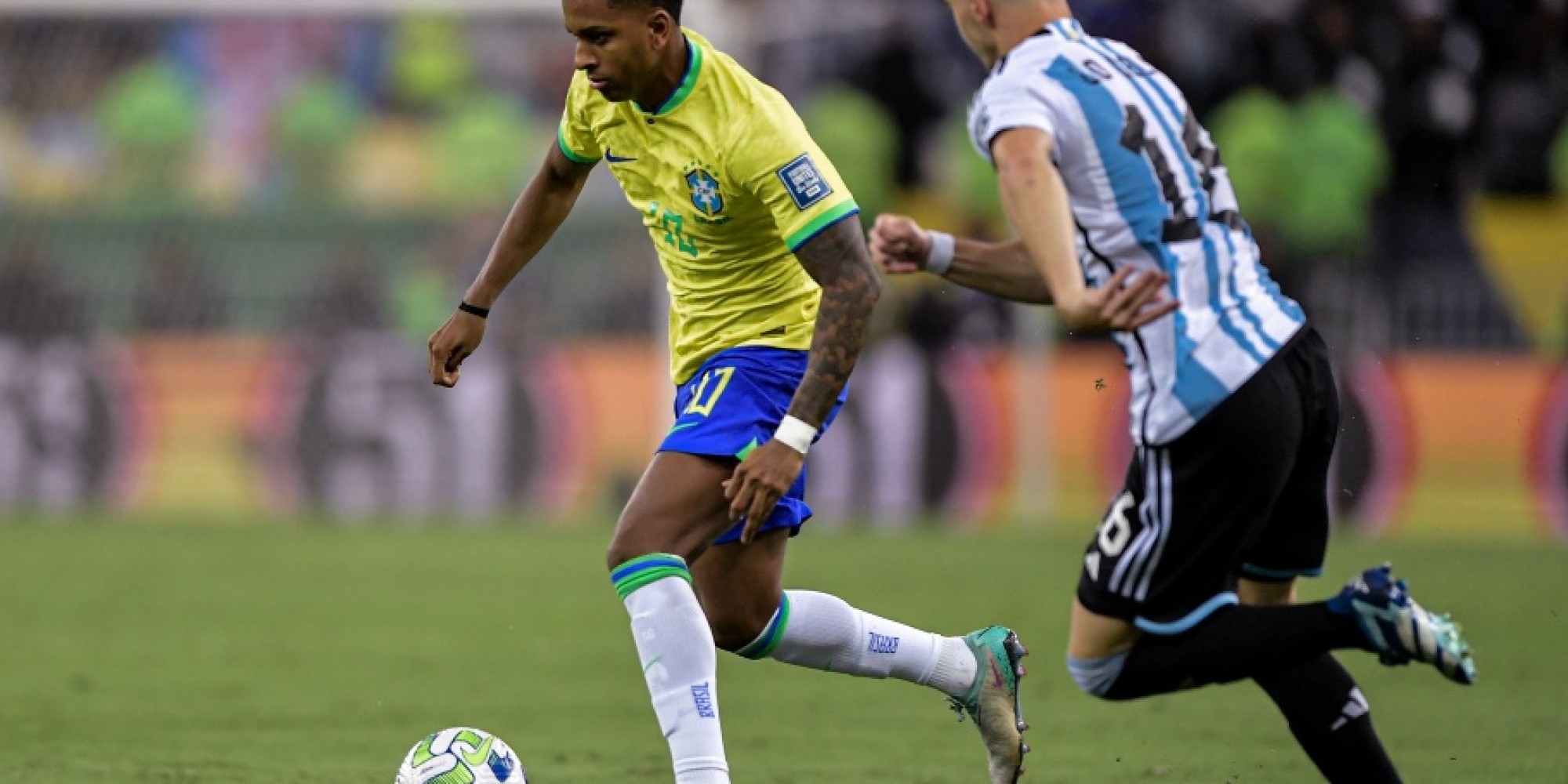 Foi a primeira derrota sofrida em casa pela Seleção Brasileira na história das Eliminatórias Sul-Americanas. Foi a primeira derrota sofrida em casa pela Seleção Brasileira na história das Eliminatórias Sul-Americanas.