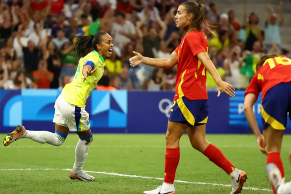 Seleção brasileira joga bem e derrota campeãs do mundo por 4 a 2.