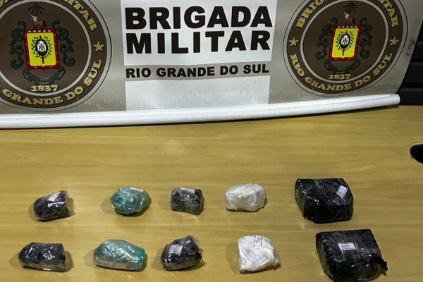 Após denúncia, a suspeita de 34 anos foi detida durante a Operação Cerco Fechado, no bairro Navegantes, na tarde desta terça-feira (19).