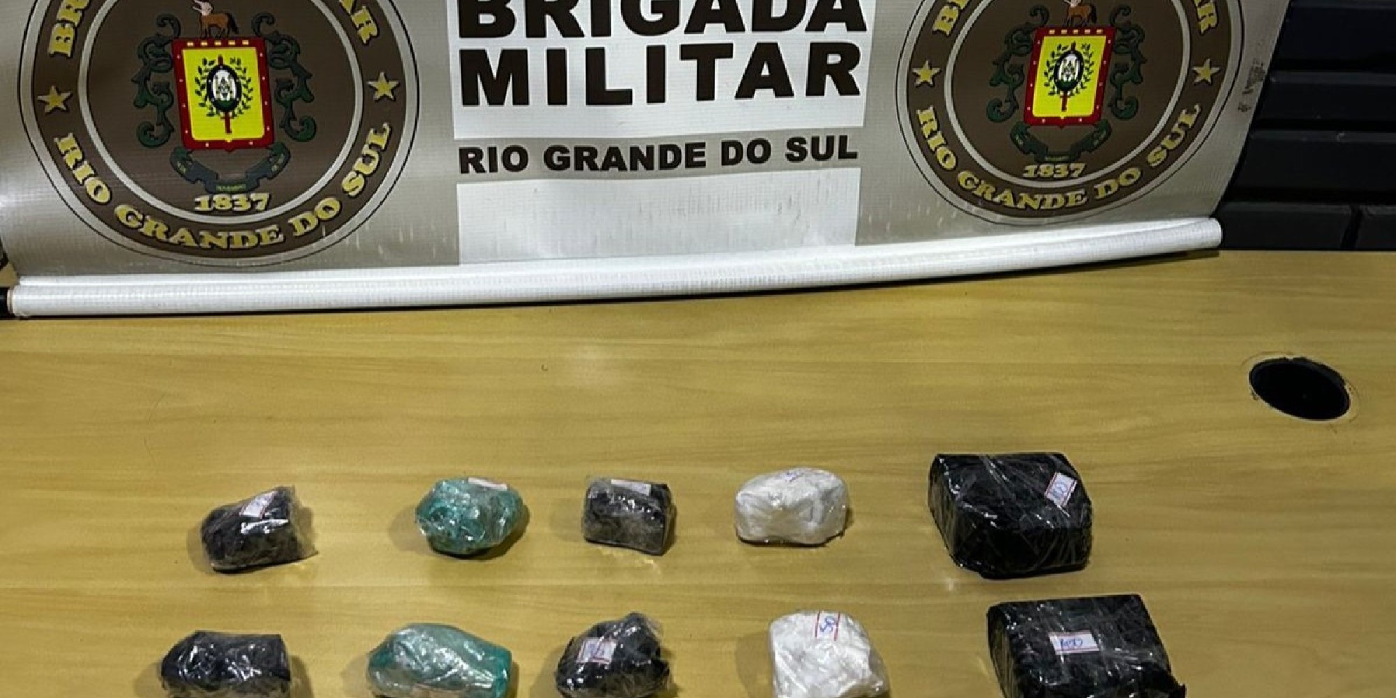 Após denúncia, a suspeita de 34 anos foi detida durante a Operação Cerco Fechado, no bairro Navegantes, na tarde desta terça-feira (19). Após denúncia, a suspeita de 34 anos foi detida durante a Operação Cerco Fechado, no bairro Navegantes, na tarde desta terça-feira (19).