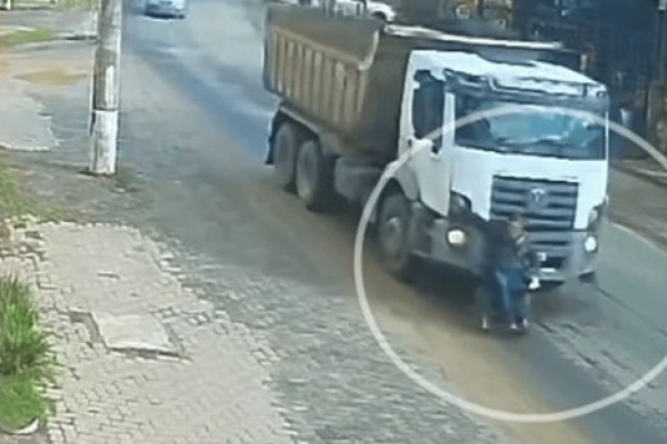 Cadeirante de 68 anos é arrastado por caminhão em Porto Alegre