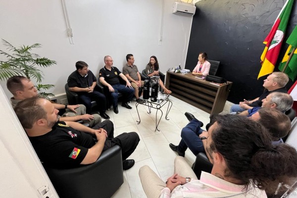 O encontro ocorreu na quarta-feira (17) e contou com a presença de representantes de entidades do município.