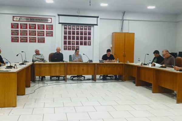 Sessão teve tramitação de quatro projetos de lei e uma indicação; reunião foi encerrada mais cedo devido à audiência pública sobre prestação de contas da saúde.