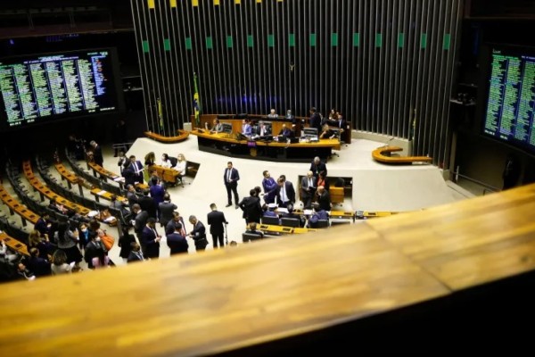 Projeto que torna crime discriminar políticos é aprovado pela Câmara 