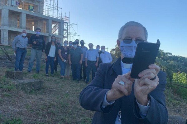 Bispo Dom Aloísio Dilli visita obra do Cristo Protetor 