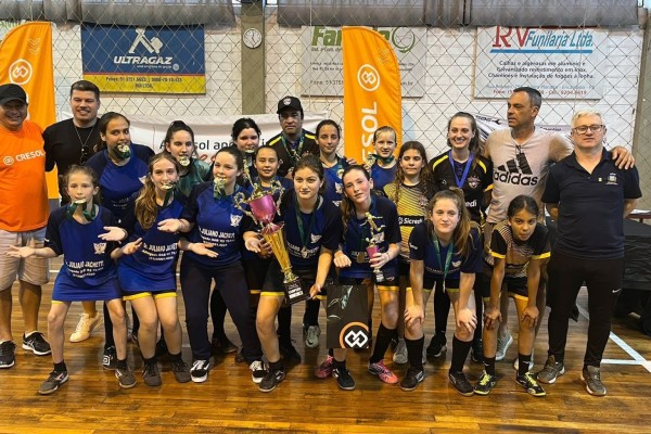 Além de promover o 1º Torneio de Futsal Feminino e a CFM Cup 2024, o time de Encantado agora está entre os melhores do RS no futsal pela categoria Masculino sub-11.