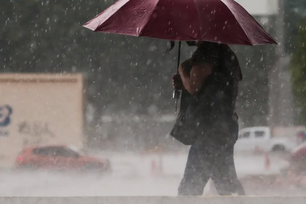 Ciclone e frente fria aumentam risco de chuva intensa, granizo e alagamentos