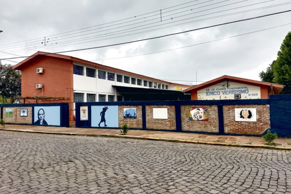 Escola está localizada no centro de Encantado