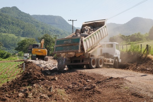 Seguem as obras de pavimentação no interior de Colinas