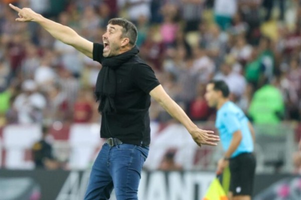 Após revés de 2 a 1 no jogo de ida da terceira fase, o treinador argentino foi comunicado sobre a sua demissão.