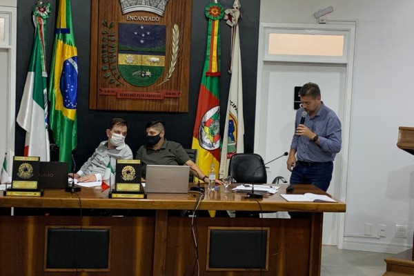 Prefeito Jonas Calvi argumenta que o ajuste no modelo de financiamento representa economia para Encantado