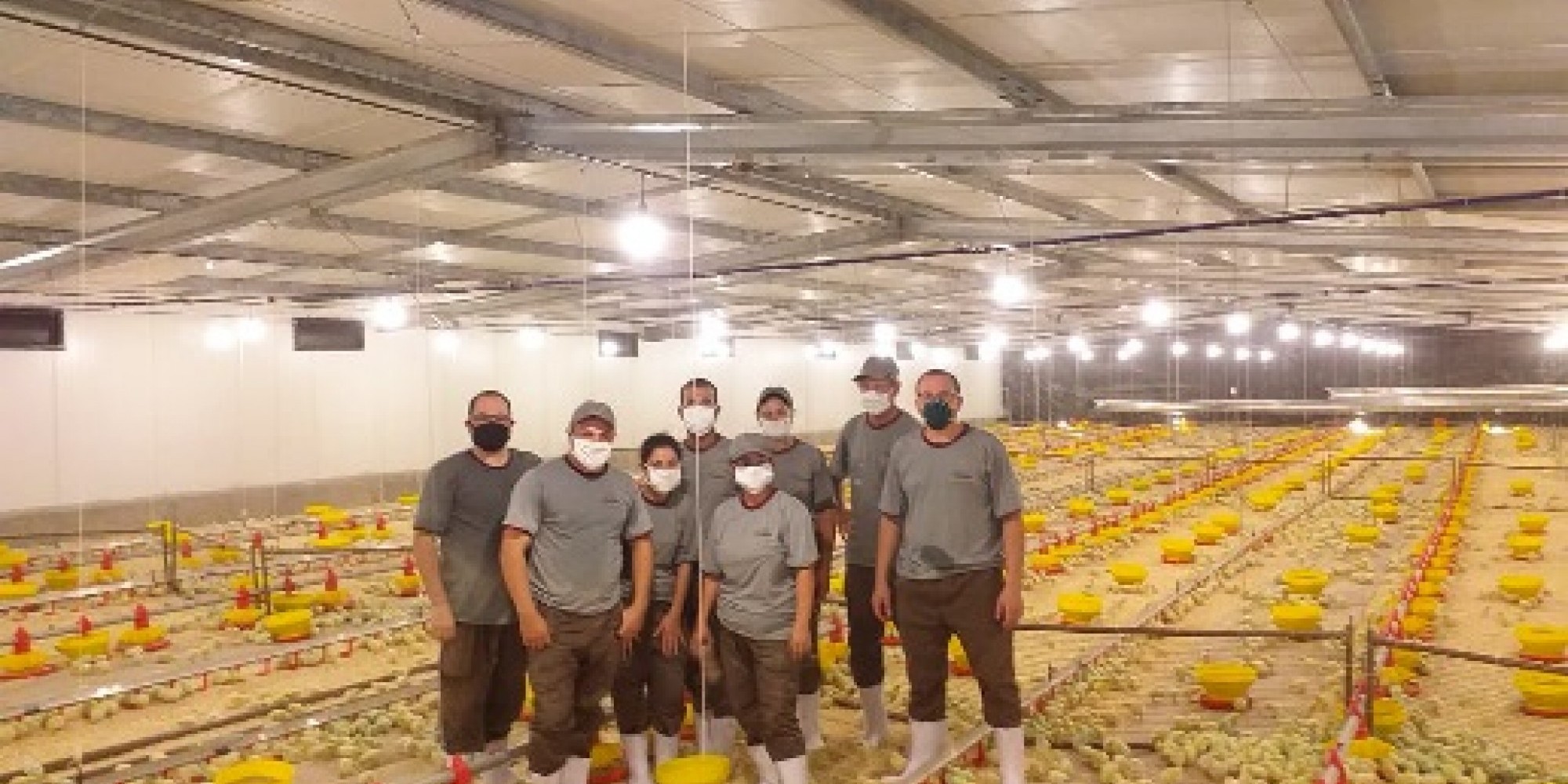 Técnicos Vanderlei Michelon e Diego Aguiar irão assessorar no funcionamento da granja Técnicos Vanderlei Michelon e Diego Aguiar irão assessorar no funcionamento da granja