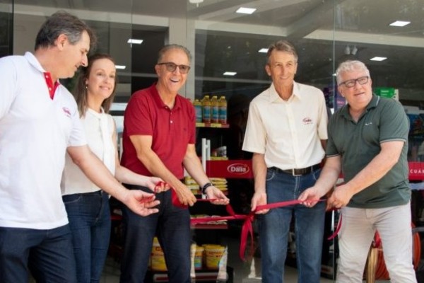 Dália inaugura Agropecuária em Anta Gorda