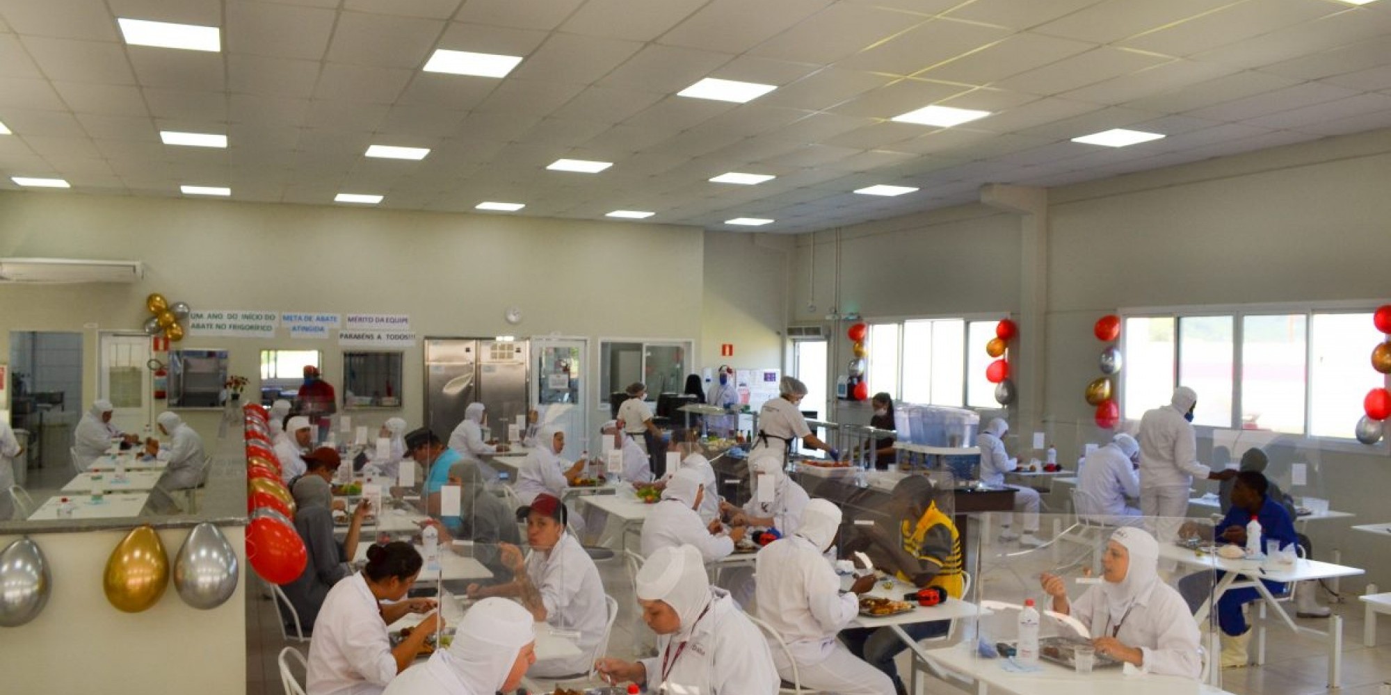 Refeitório foi decorado para receber os funcionários e marcar um ano de abate na unidade Refeitório foi decorado para receber os funcionários e marcar um ano de abate na unidade