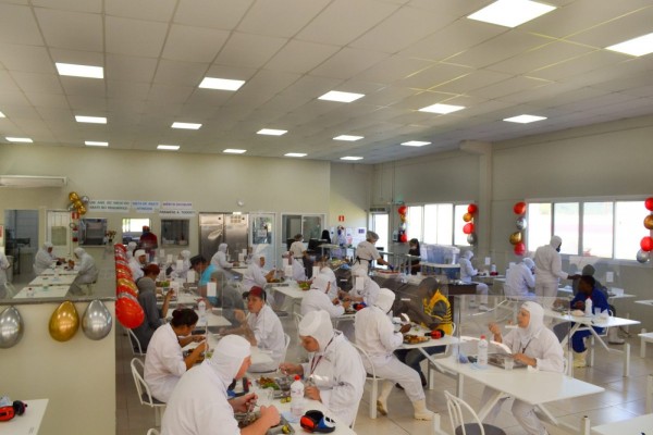 Refeitório foi decorado para receber os funcionários e marcar um ano de abate na unidade