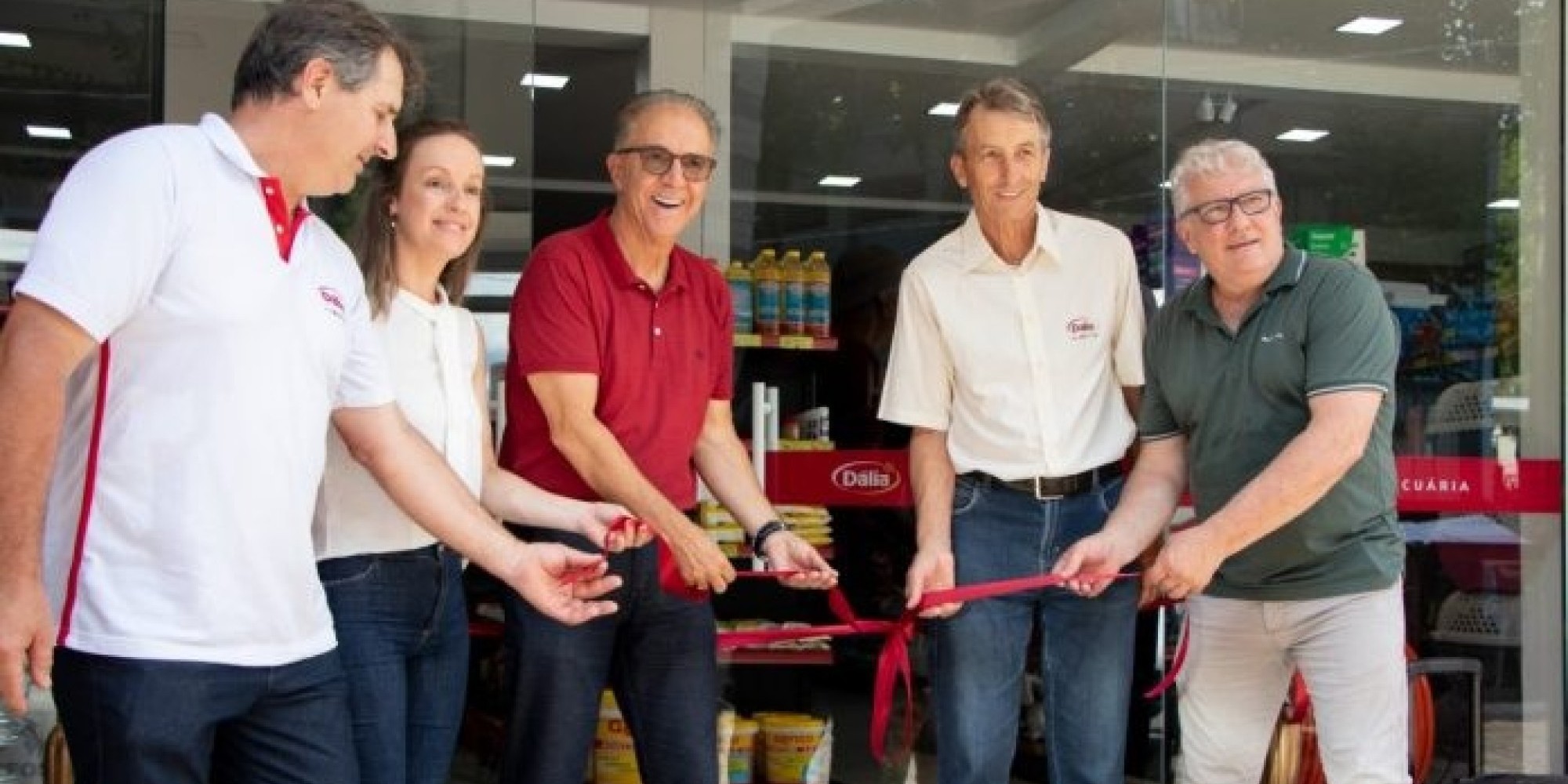 Dália inaugura Agropecuária em Anta Gorda