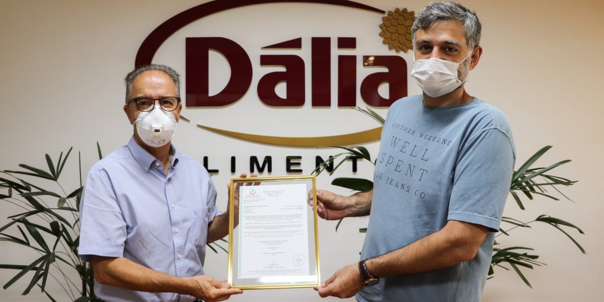 Presidente Executivo da Dália Alimentos, Carlos Alberto de Figueiredo Freitas recebendo o certificado original do diretor executivo da CDIAL HALAL, Ali Ahmad Saifi Presidente Executivo da Dália Alimentos, Carlos Alberto de Figueiredo Freitas recebendo o certificado original do diretor executivo da CDIAL HALAL, Ali Ahmad Saifi
