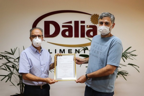 Presidente Executivo da Dália Alimentos, Carlos Alberto de Figueiredo Freitas recebendo o certificado original do diretor executivo da CDIAL HALAL, Ali Ahmad Saifi