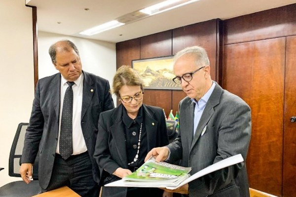 No gabinete da ministra Tereza Cristina, Freitas apresentou modelo adotado pela Dália e recebeu elogios pela inovação da Dália Alimentos