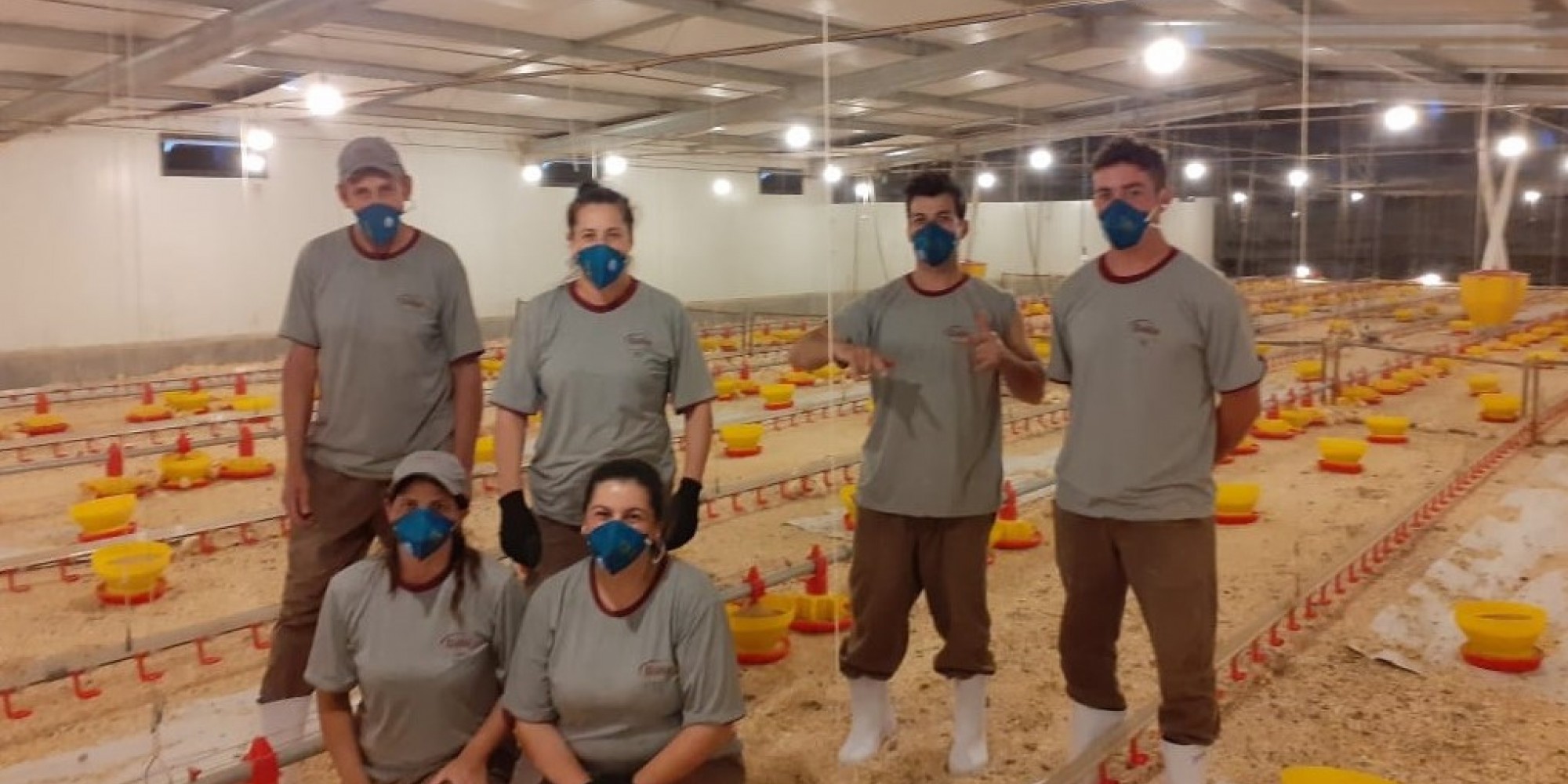 Equipe no alojamento dos pintinhos no Condomínio Mato Leitão Equipe no alojamento dos pintinhos no Condomínio Mato Leitão