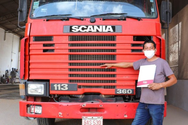  Nestor é caminhoneiro há 14 anos. Na boleia da Scania ano 1992 