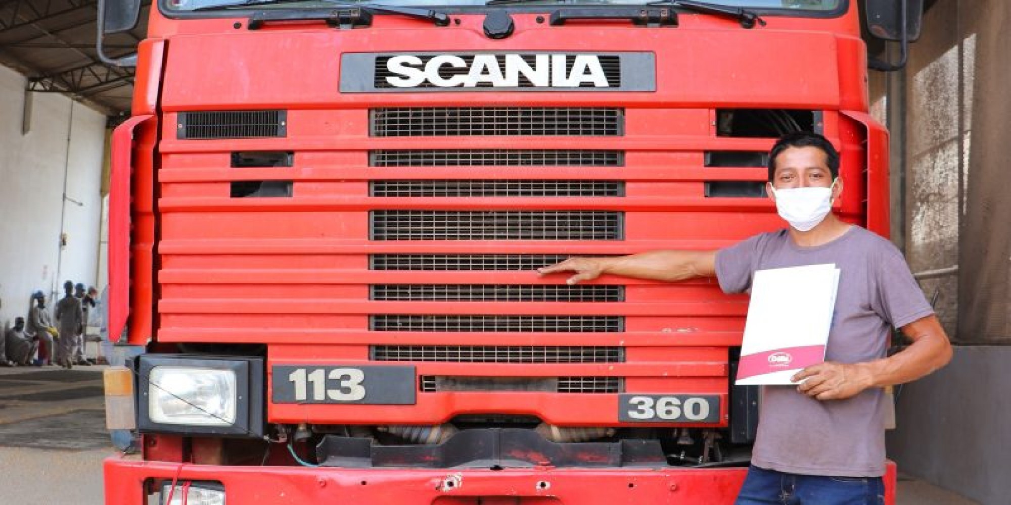 Nestor é caminhoneiro há 14 anos. Na boleia da Scania ano 1992 Nestor é caminhoneiro há 14 anos. Na boleia da Scania ano 1992