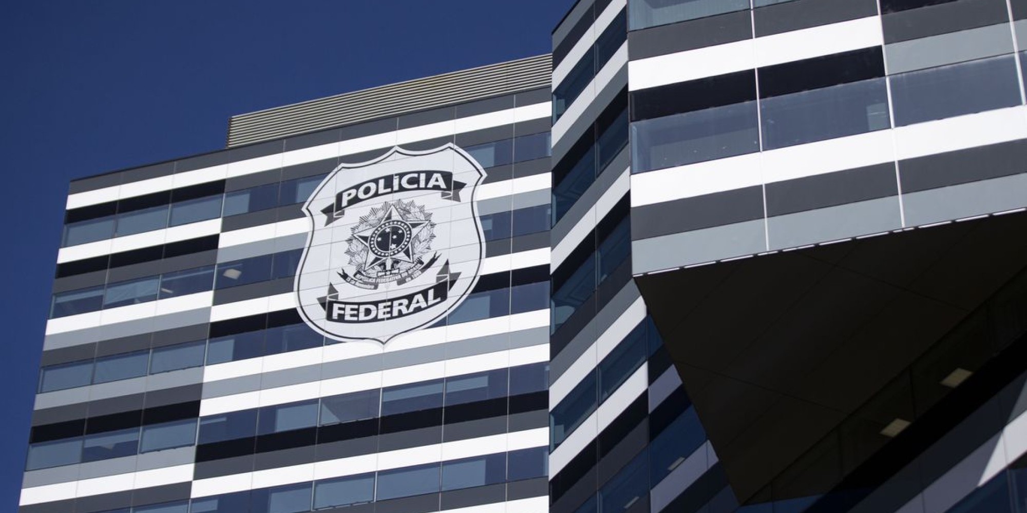 Dinheiro teria sido entregue por assessor da deputada bolsonarista. Dinheiro teria sido entregue por assessor da deputada bolsonarista.