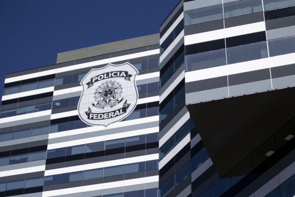 Dinheiro teria sido entregue por assessor da deputada bolsonarista.