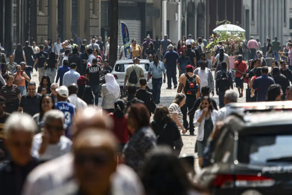 Nos últimos três meses, 510 mil brasileiros deixaram o desemprego, A ocupação no país alcançou 103,9 milhões de trabalhadores, outro novo recorde.