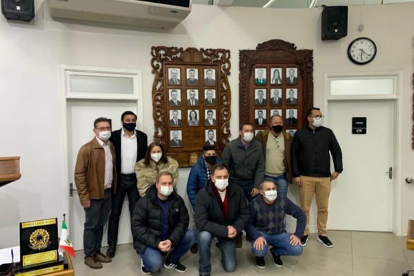CÂMARA DE ENCANTADO: Descerrada placa com fotos dos integrantes da legislatura 2021-2024