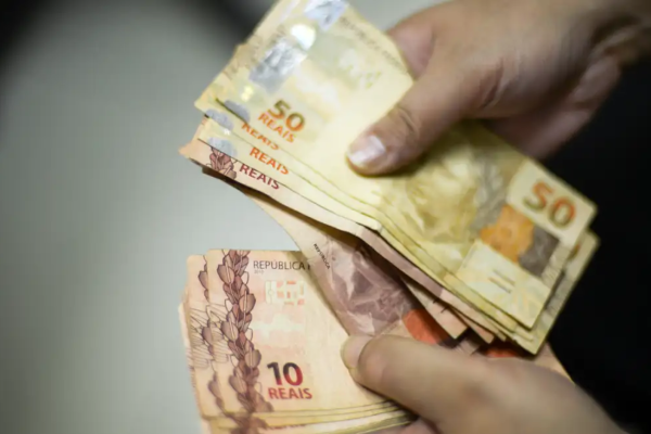 O valor é calculado com base no último salário recebido, no caso de aumento durante o ano, o cálculo considera o salário mais recente. Para receber o benefício, é necessário ter trabalhado por pelo menos 15 dias durante o ano.