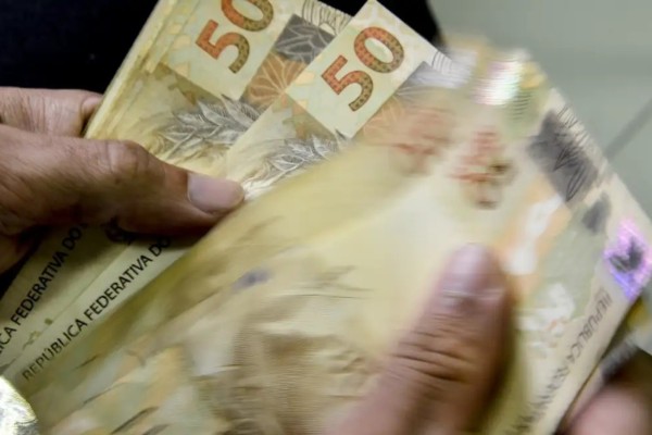 Diferença entre rendimentos é a menor já registrada, mostra o IBGE.