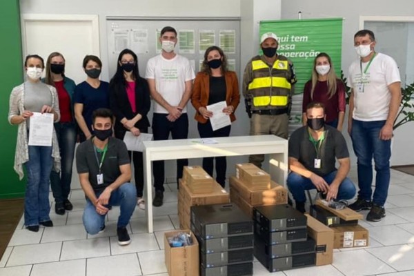 Ao todo, foram doados nove computadores 