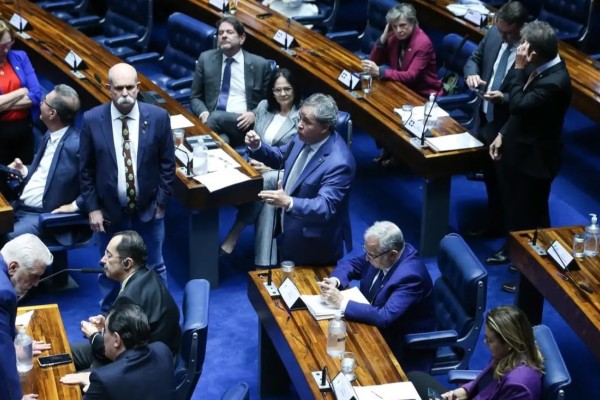 Medida inclui na Constituição distinção entre traficante e usuário.