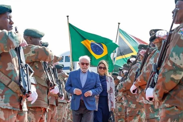 Lula desembarca na África do Sul para participar de reunião do Brics