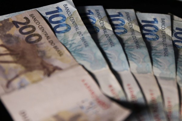 Economia brasileira acumula alta de 3,2% nos últimos 12 meses.