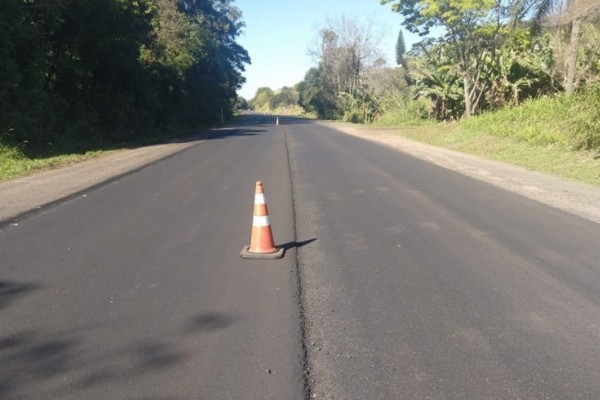 Acidente ocorreu na manhã desta sexta-feira (4), no km 82 da rodovia; veículos capotaram após a batida.