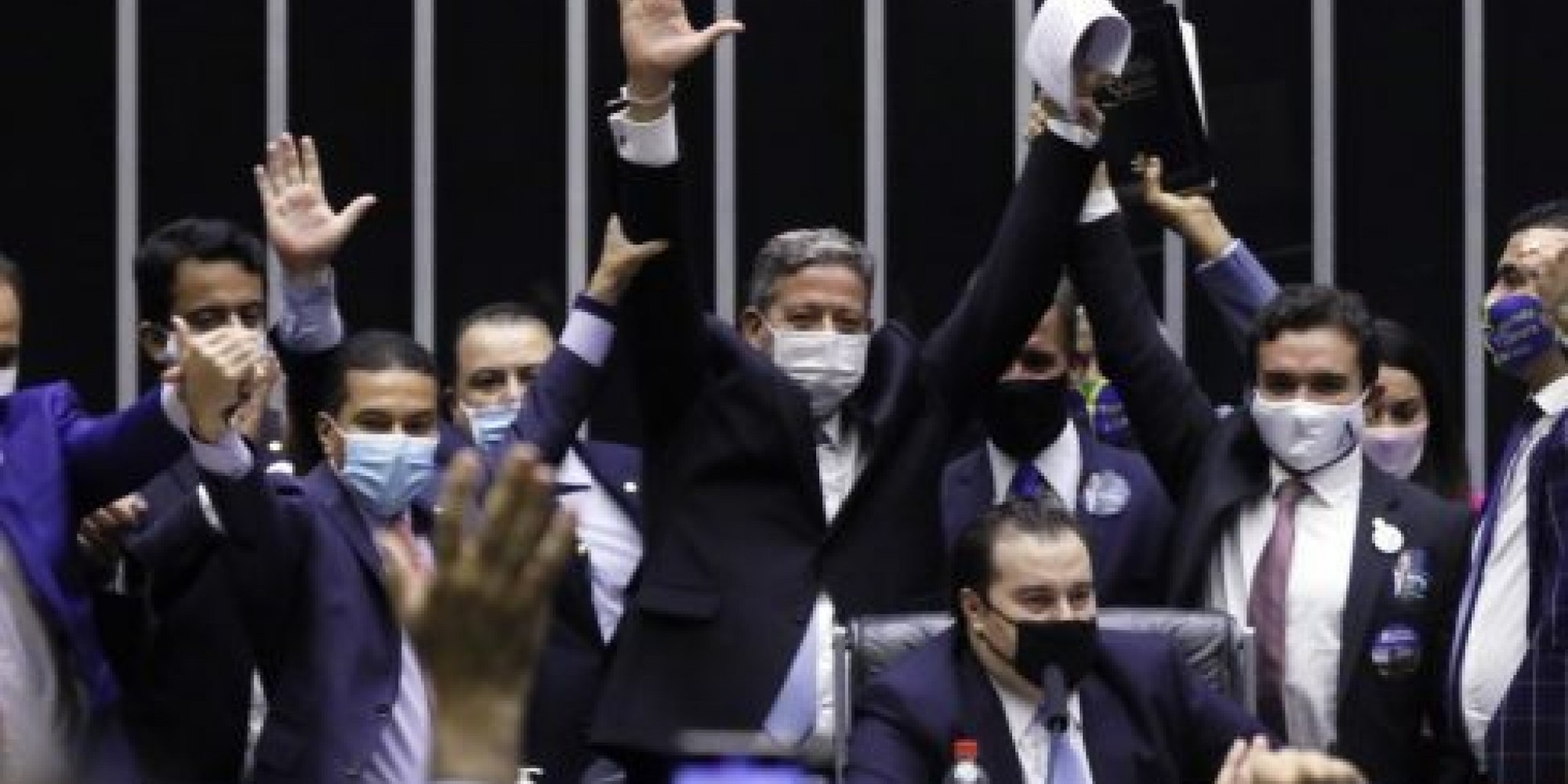 Lira (em pé, ao centro) comemora resultado da eleição Lira (em pé, ao centro) comemora resultado da eleição